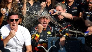 Entfesselter Jubel bei Mark Mateschitz und Max Verstappen.