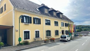 Verkauf oder Erhalt? Das Gemeindeamt sorgt für politischen Zoff in Neuhaus.