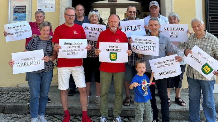 Am Montag startete die SPÖ-Fraktion eine Informationskampagne vor dem aktuellen Gemeindeamt, bei ...