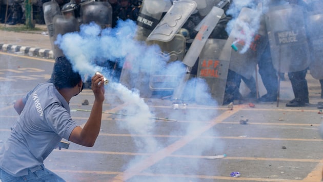 Demonstranten versuchten, Polizeiabsperrung zu durchbrechen, um in das Parlament in Kathmandu zu ...