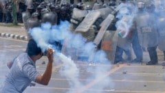 Demonstranten versuchten, Polizeiabsperrung zu durchbrechen, um in das Parlament in Kathmandu zu ...