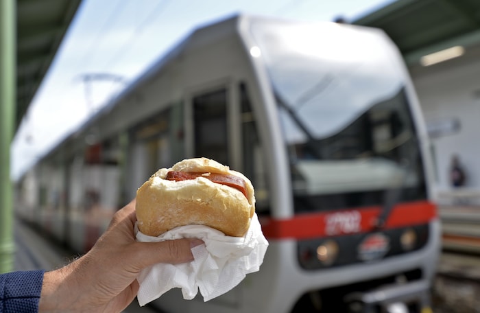 Stark riechende Speisen dürfen seit Jahren nicht mehr in den Zügen oder Bussen gegessen werden. ...