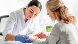 Die Behandlung bei Neurodermitis richtet sich individuell nach den Beschwerden und Bedürfnissen ...