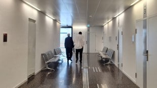 Anwalt Michael Dohr und der hünenhafte Ungar auf dem Weg in den Gerichtssaal, wo sich der ...