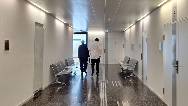 Anwalt Michael Dohr und der hünenhafte Ungar auf dem Weg in den Gerichtssaal, wo sich der ...