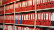 Meterweise Normen und Vorschriften füllen heimische Aktenschränke (Symbolbild) 