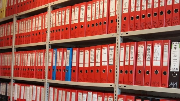 Meterweise Normen und Vorschriften füllen heimische Aktenschränke (Symbolbild)