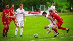 Oberwang (weiß) war im Derby nicht zu stoppen und ist nun Erster.
