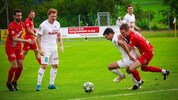 Oberwang (weiß) war im Derby nicht zu stoppen und ist nun Erster.