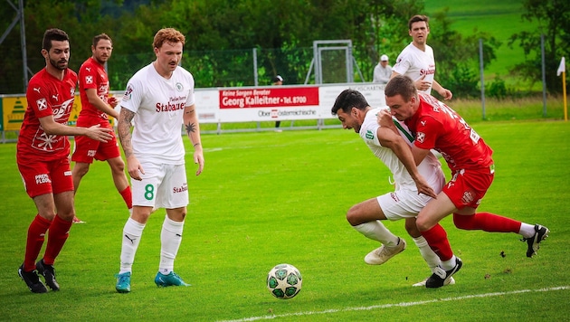 Oberwang (weiß) war im Derby nicht zu stoppen und ist nun Erster.