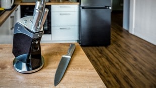 60-Jährige griff zum Küchenmesser, verletzte ihre erwachsenen Kinder damit.