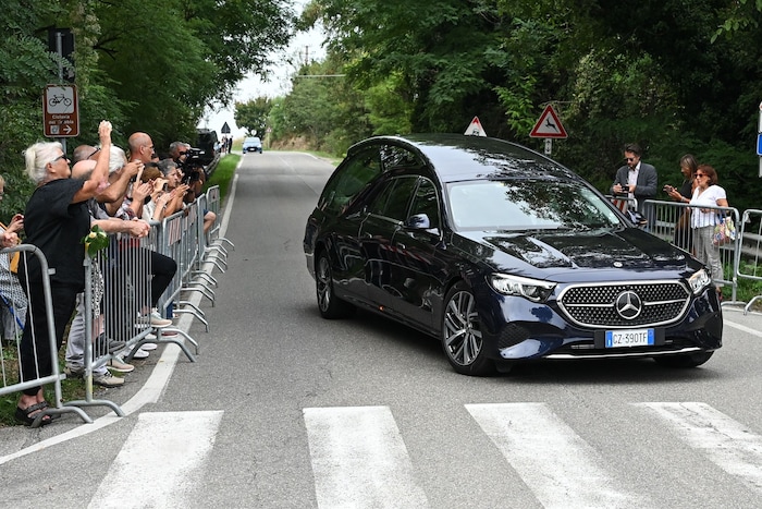 Der Sarg von Armani erreicht Rivalta.
