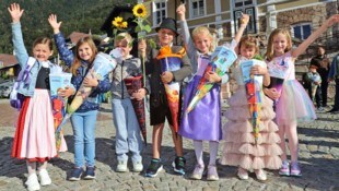 Die Erstklassler in Ebensee nutzten das schöne Wetter für ein Erinnerungsfoto: Mit ihren ...