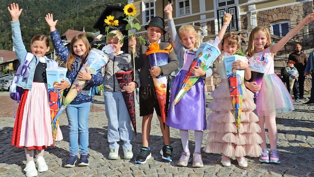 Die Erstklassler in Ebensee nutzten das schöne Wetter für ein Erinnerungsfoto: Mit ihren ...