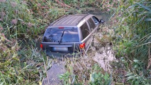 Im Bach blieb das Fluchtauto fahruntüchtig liegen.