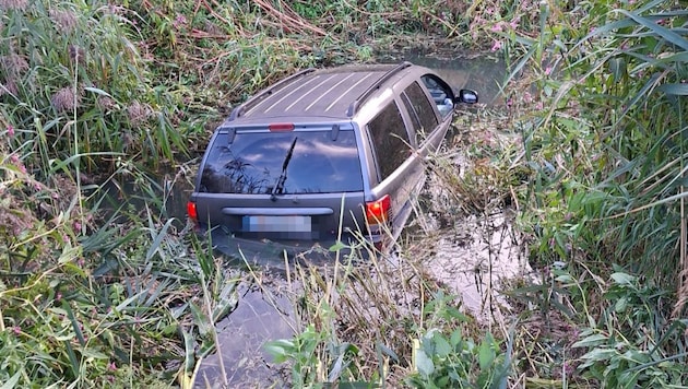 Im Bach blieb das Fluchtauto fahruntüchtig liegen.