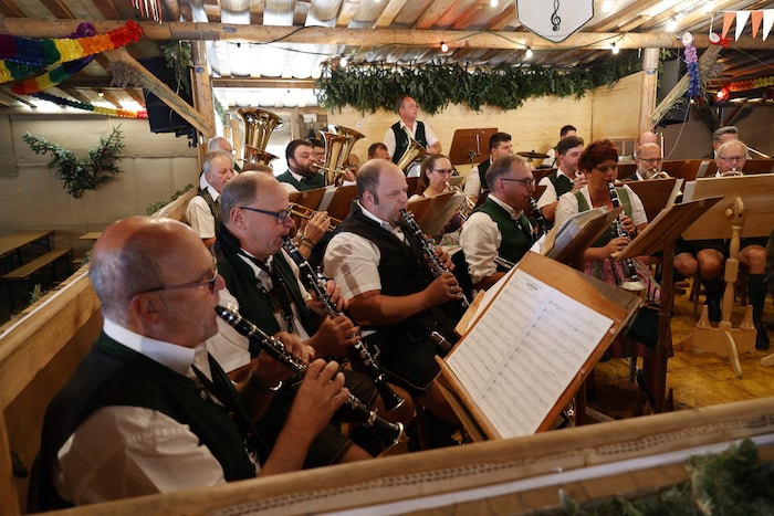 Zünftige Musik im Bierzelt