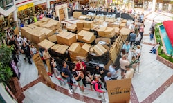 In der Lugner City türmen sich noch bis kommenden Samstag die Überraschungspakete.