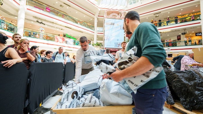 Bereits seit drei Jahren verkauft King Colis europaweit „verlorene Pakete“ in Pop-up-Stores in ...