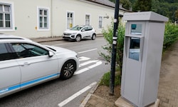 Seit Kurzem steht in der Halleiner Döttlstraße bei der Volks- und Mittelschule Burgfried ein ...