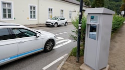 Seit Kurzem steht in der Halleiner Döttlstraße bei der Volks- und Mittelschule Burgfried ein ...