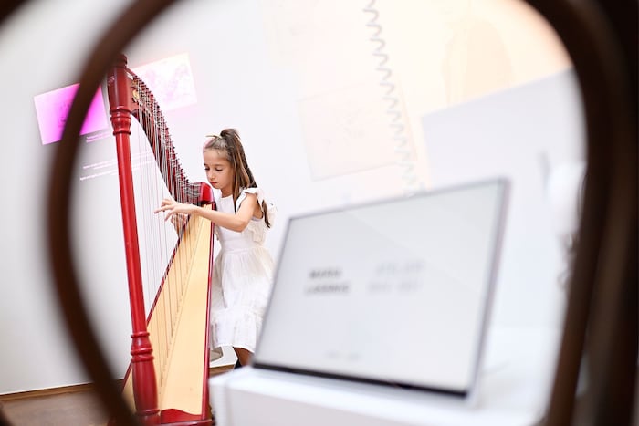 Bei der Eröffnung des Ateliers spielte eine junge Künstlerin
