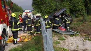 Feuerwehrleute befreiten den nicht ansprechbaren Lenker aus dem Mercedes-Wrack