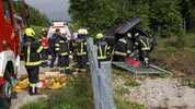 Feuerwehrleute befreiten den nicht ansprechbaren Lenker aus dem Mercedes-Wrack