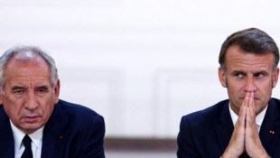 Zum Sparen hatte sich Bayrou etwa dafür ausgesprochen, zwei Feiertage zu streichen.