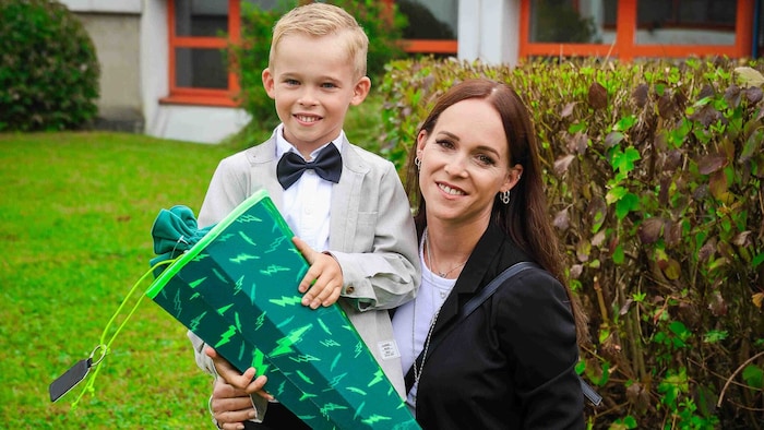 Mama Steffi begleitete Sohn Lion zu Schulbeginn.