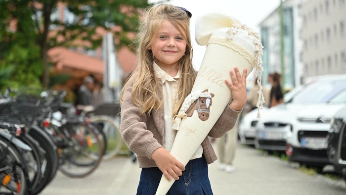 Mila (6) hat sich besonders auf ihre Schultüte gefreut.