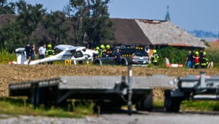 Das Flugzeug musste aus einem Feld geborgen werden.