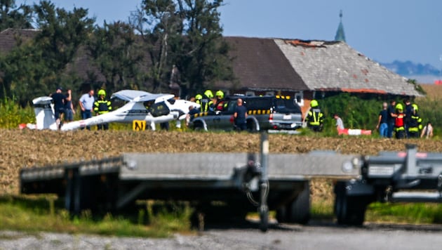 Das Flugzeug musste aus einem Feld geborgen werden.