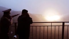 Nordkoreas Staatsmedien veröffentlichten Aufnahmen, die Kim Jong-un bei der Überwachung des ...