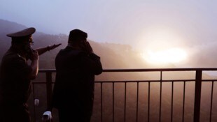 Nordkoreas Staatsmedien veröffentlichten Aufnahmen, die Kim Jong-un bei der Überwachung des ...