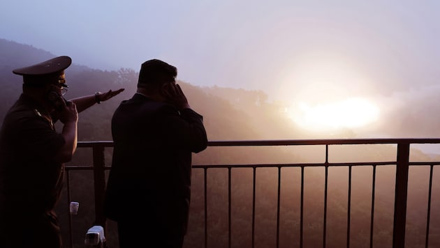 Nordkoreas Staatsmedien veröffentlichten Aufnahmen, die Kim Jong-un bei der Überwachung des ...