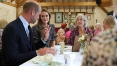 Bei einem Besuch mit Ehefrau Kate beim britischen Frauenverband verriet der Thronfolger bei Tee ...