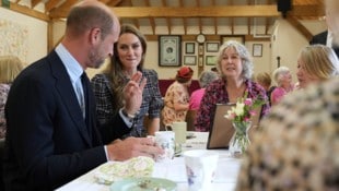 Bei einem Besuch mit Ehefrau Kate beim britischen Frauenverband verriet der Thronfolger bei Tee ...
