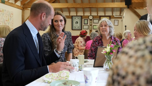 Bei einem Besuch mit Ehefrau Kate beim britischen Frauenverband verriet der Thronfolger bei Tee ...
