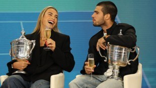 Zwei Champions auf der Couch: Aryna Sabalenka und Jan... äh ... Carlos Alcaraz.