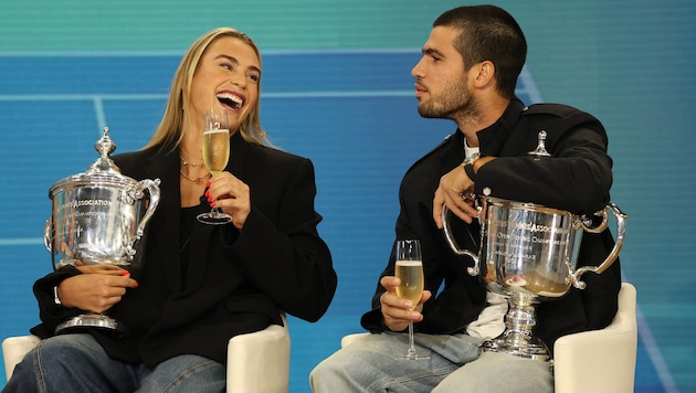 Zwei Champions auf der Couch: Aryna Sabalenka und Jan... äh ... Carlos Alcaraz.