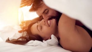 Während die Männer die Woche über recht gleichmäßig, am häufigsten am Sonntag, von sexuellen ...