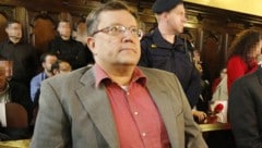 Neonazi Gottfried Küssel wurde rechtskräftig wegen NS-Wiederbetätigung verurteilt und saß ...