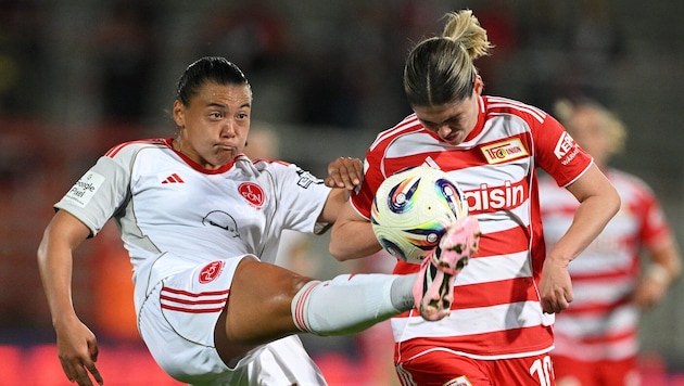 Eileen Campbell (re.) wurde beim Bundesliga-Debüt von Union Berlin eingewechselt und war gleich ...