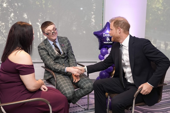 Harry plauderte mit dem 17-jährigen Declan Bitmead über das Verhältnis von Geschwistern ...