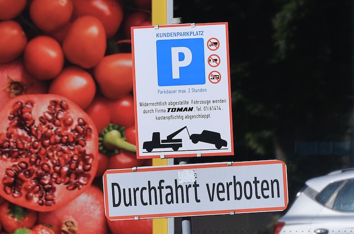 Das Parkverbot ist ausgeschildert. Der Anwalt kritisiert, dass er nicht auf konkrete Geschäfte ...