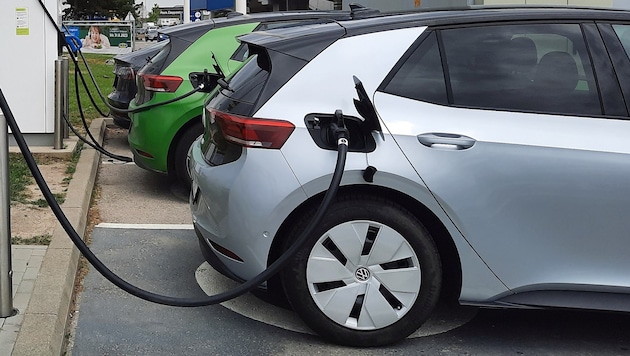 Laden statt Tanken: E-Autos werden beliebter.