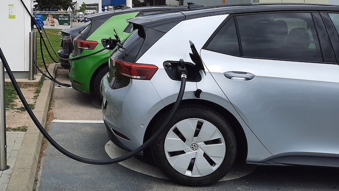 In Norwegen sind Elektroautos alltäglich: 2025 war fast jedes neue Fahrzeug ein E-Auto. ...