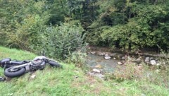 Der Lenker musste aus dem Bach geborgen werden.