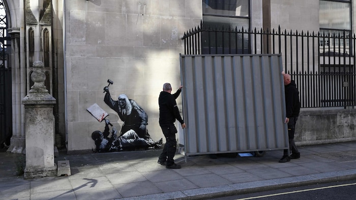 Das Graffiti wurde umgehend verhüllt.